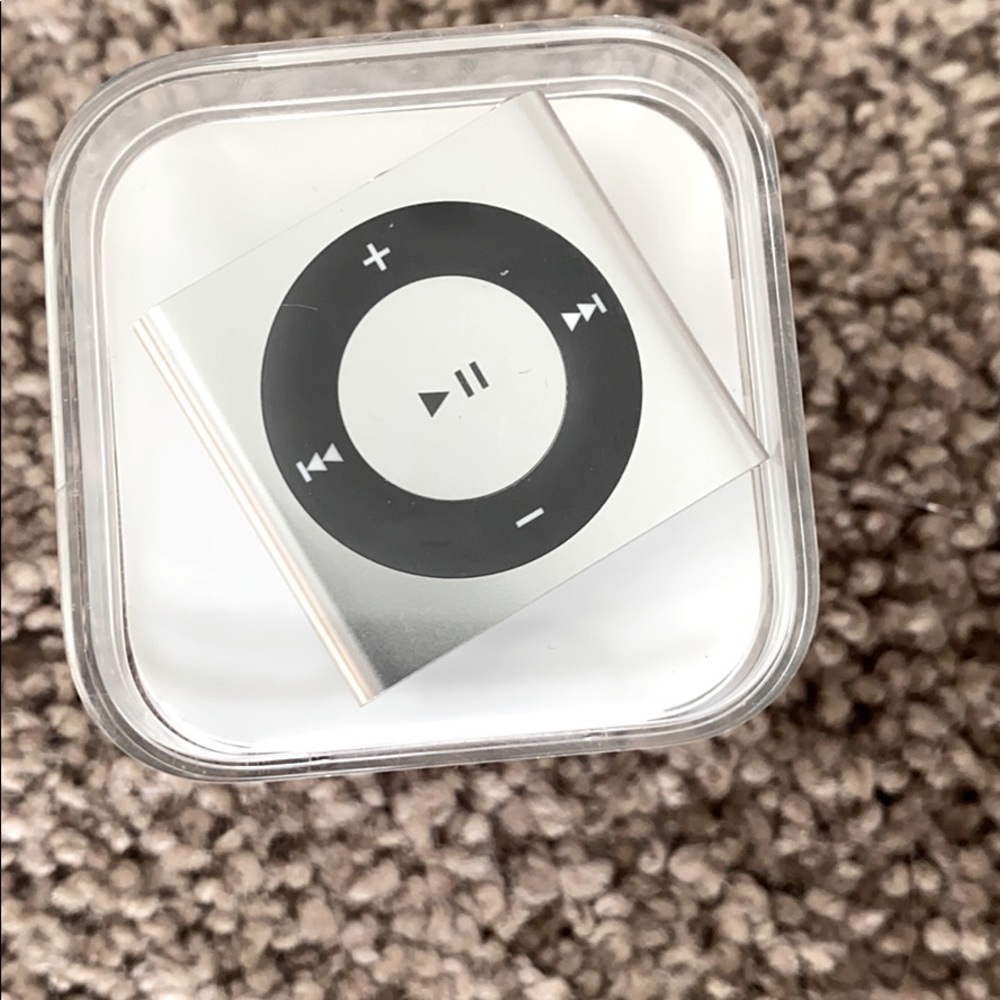NWOT Silver iPod shuffle (4th Gen)